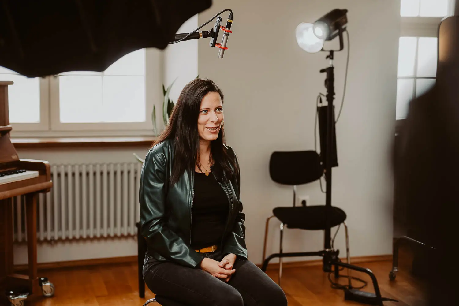 Interviewaufnahme mit professionellem Filmset und Studiolicht von goldencutmedia