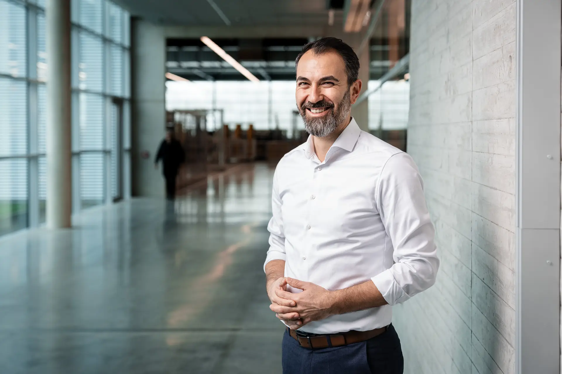 Business Porträt in moderner Büroarchitektur | goldencutmedia