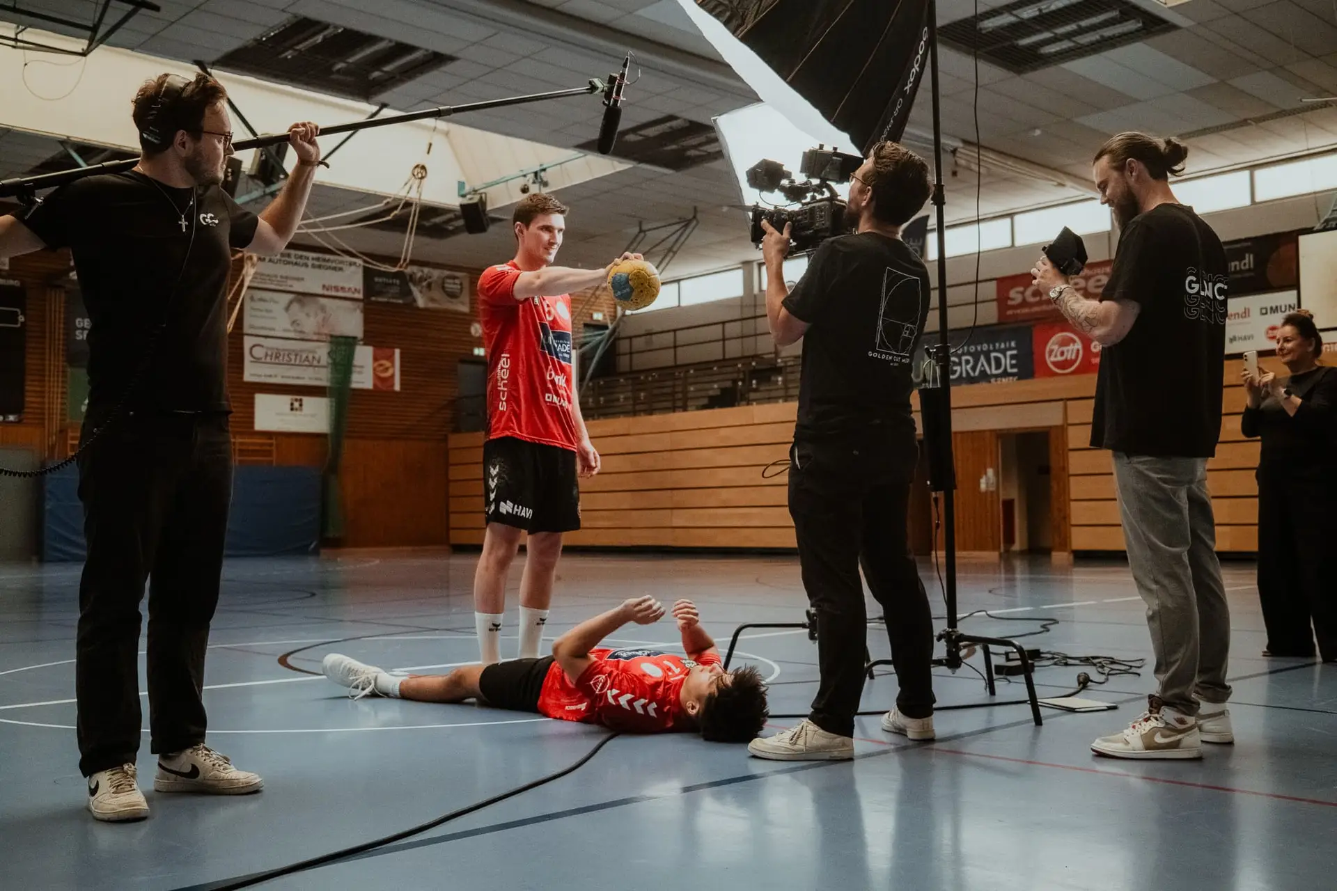 Filmteam dreht Handball Werbespot in Sporthalle mit Profi Equipment