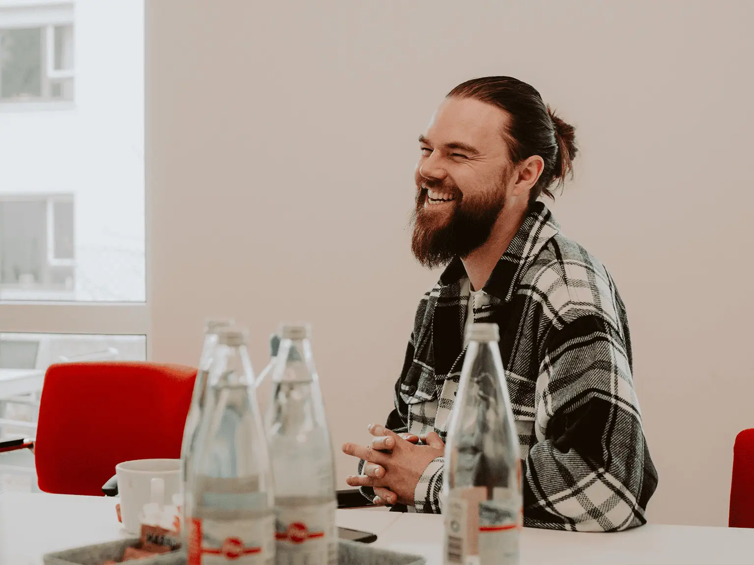 Kreatives Meeting bei goldencutmedia mit Kunde am Konferenztisch